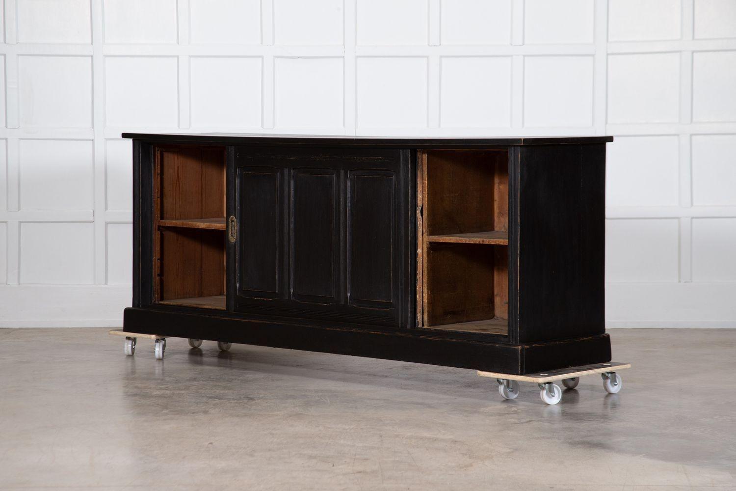 Pin Grande base de commode en pin ébonisé anglais du 19e siècle en vente