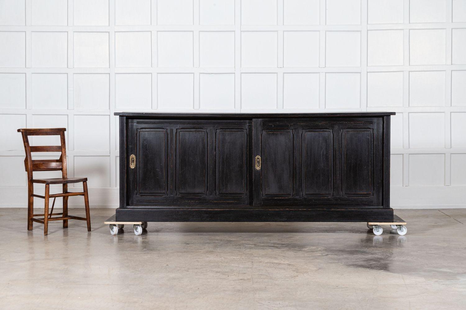 Grande base de commode en pin ébonisé anglais du 19e siècle en vente 1