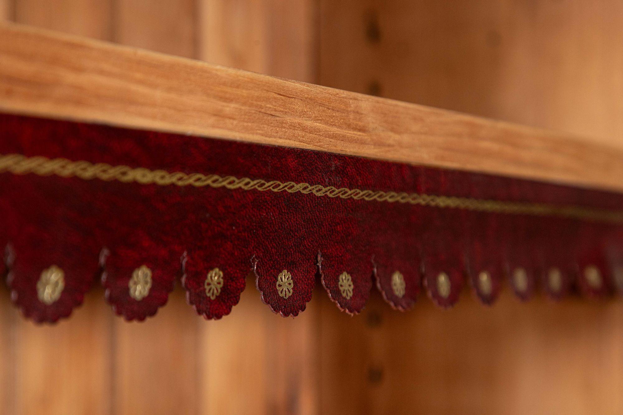 Grande libreria inglese del XIX secolo in pino smaltato e verniciato in vendita 6