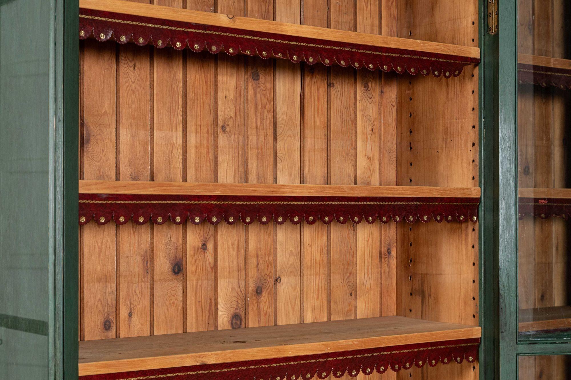 Grande libreria inglese del XIX secolo in pino smaltato e verniciato in vendita 7