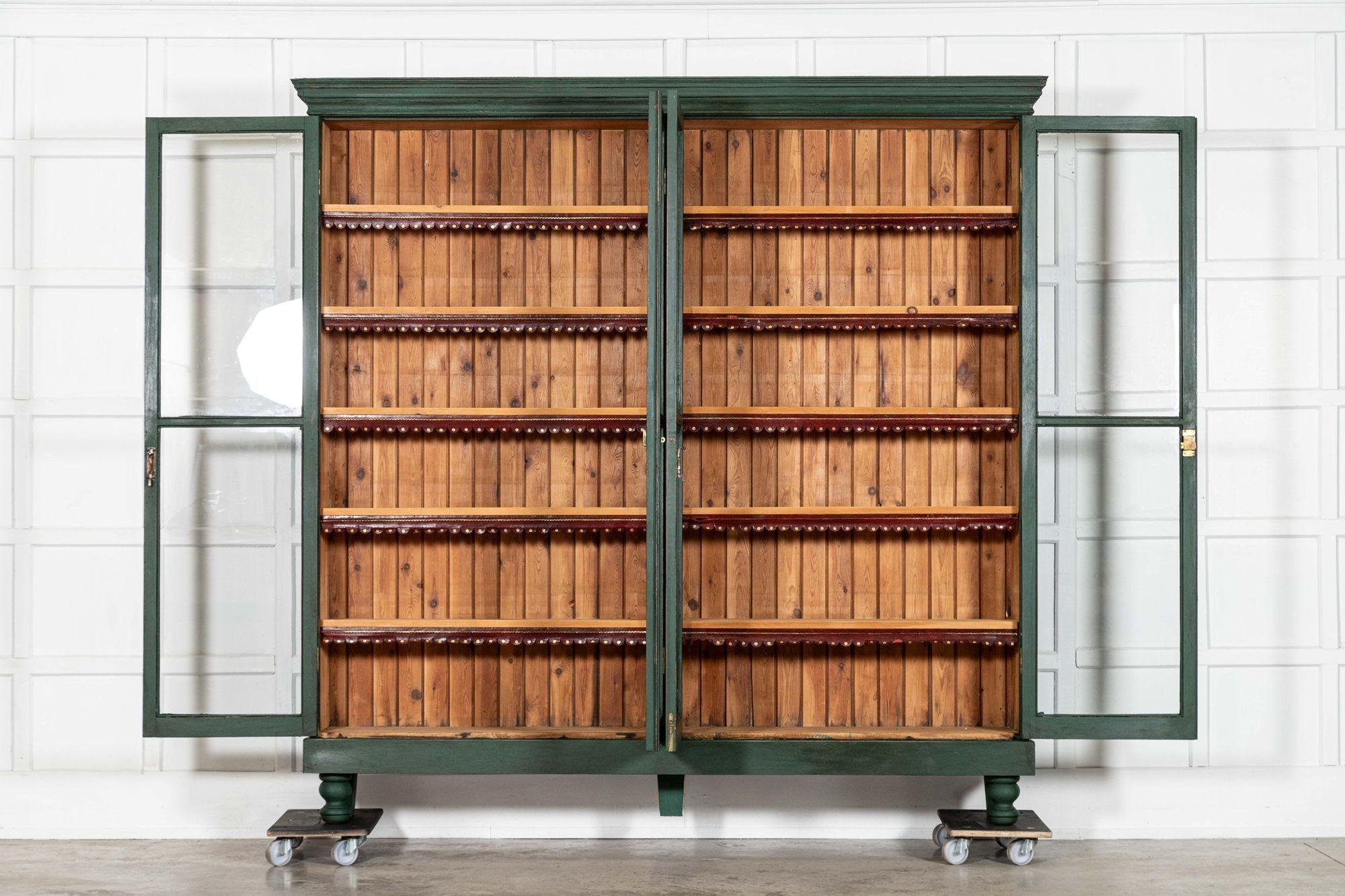 circa 1880
Grande libreria inglese del XIX secolo in pino smaltato e verniciato
sku 2133
L220 x P36,5 x H217 cm
Profondità interna del ripiano 26.5 cm
Peso 106Kg