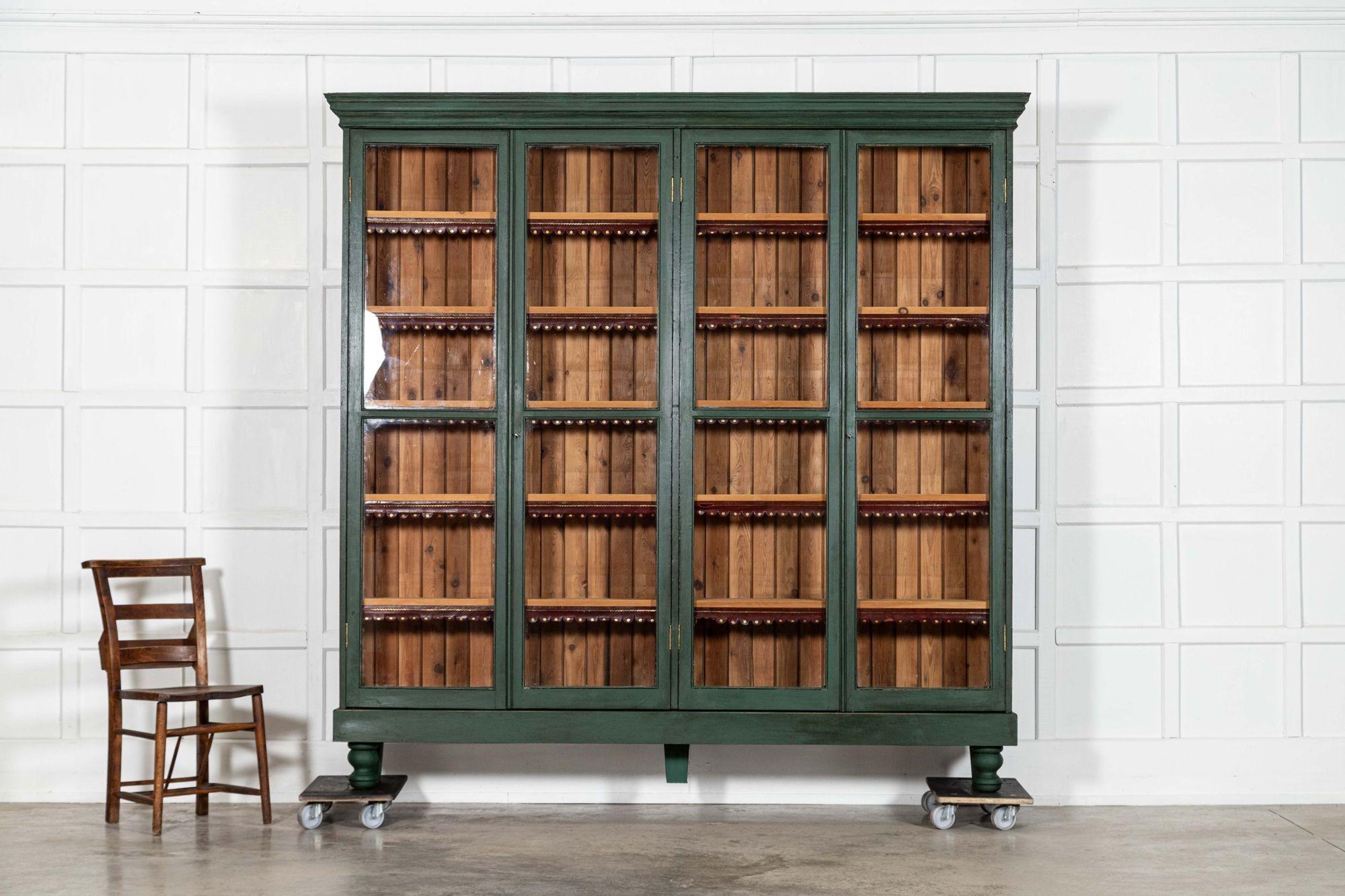 Pino Grande libreria inglese del XIX secolo in pino smaltato e verniciato in vendita