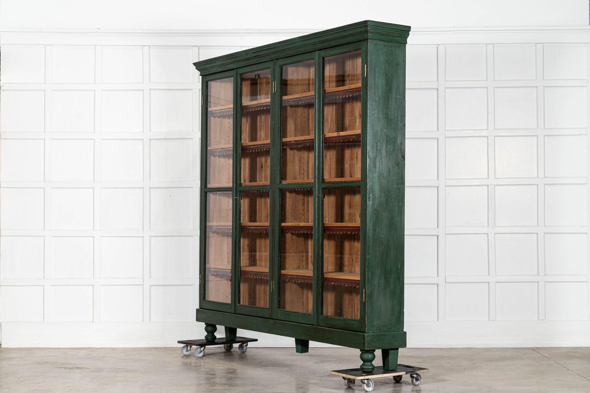 Grande libreria inglese del XIX secolo in pino smaltato e verniciato in vendita 1