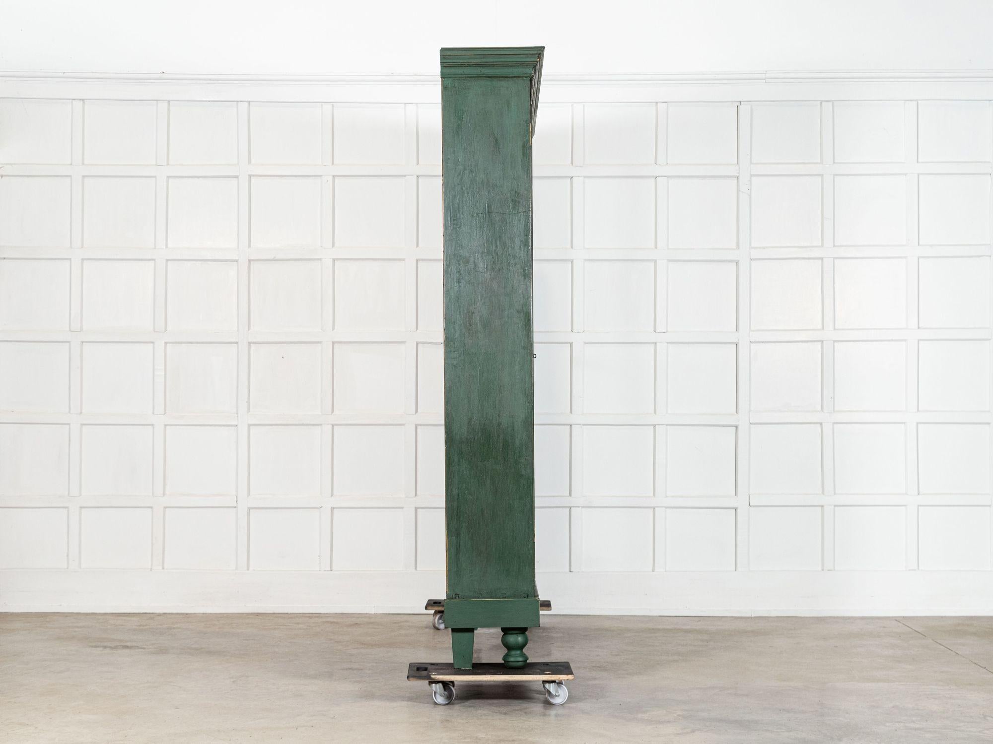 Grande libreria inglese del XIX secolo in pino smaltato e verniciato in vendita 2