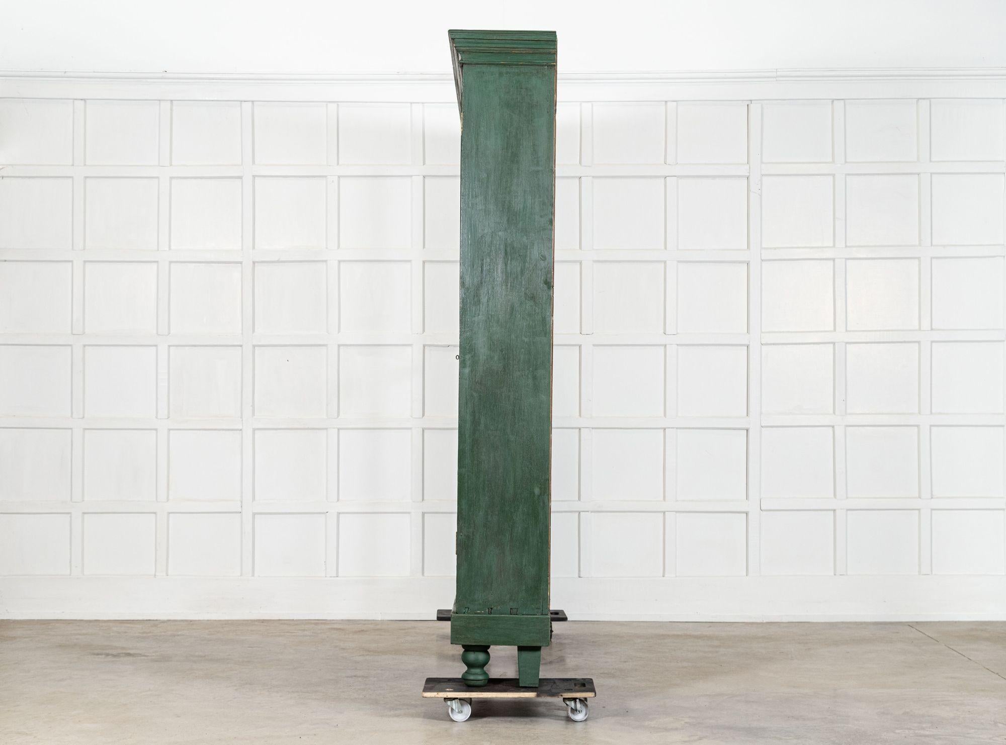 Grande libreria inglese del XIX secolo in pino smaltato e verniciato in vendita 3