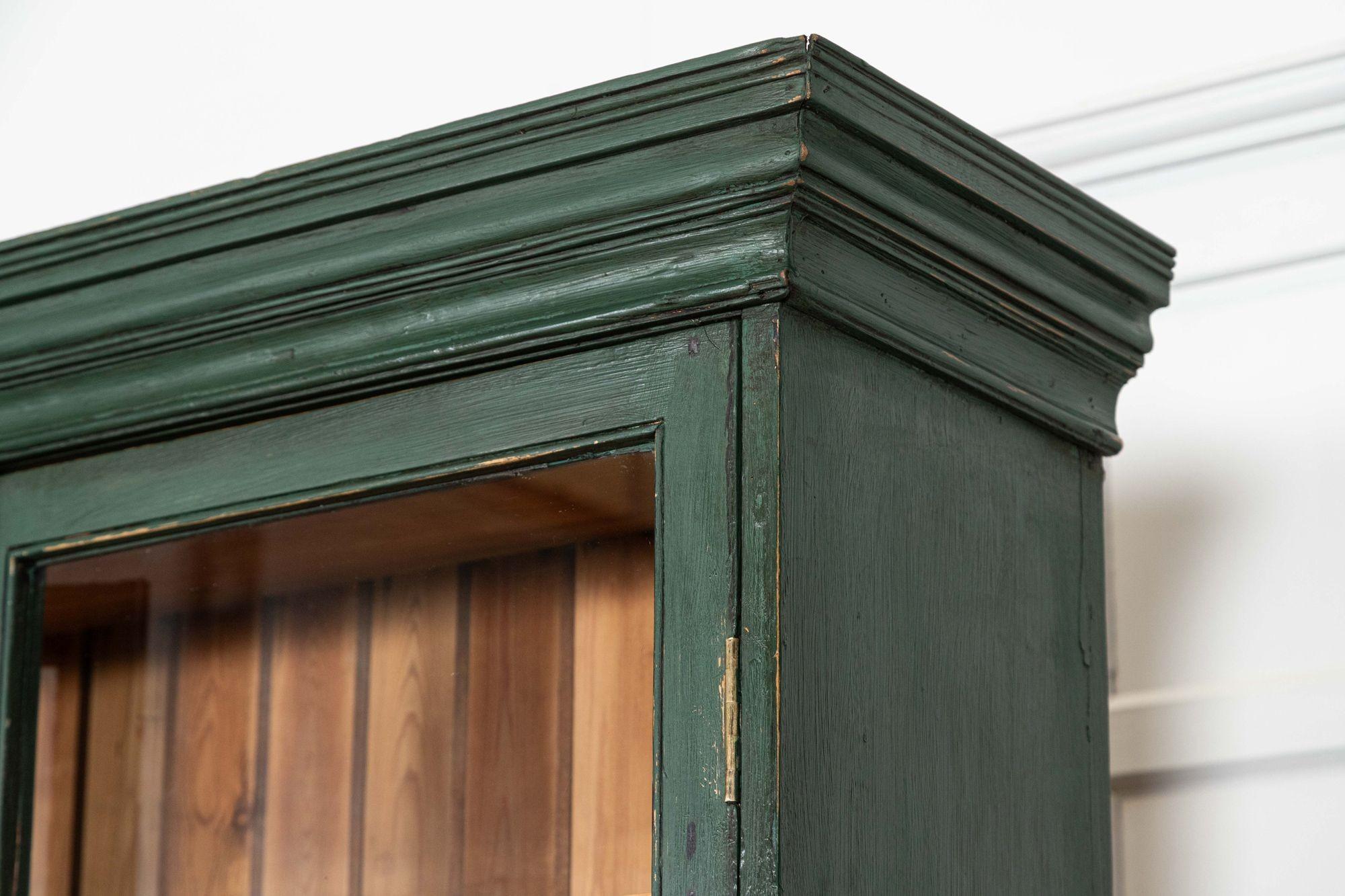 Grande libreria inglese del XIX secolo in pino smaltato e verniciato in vendita 4