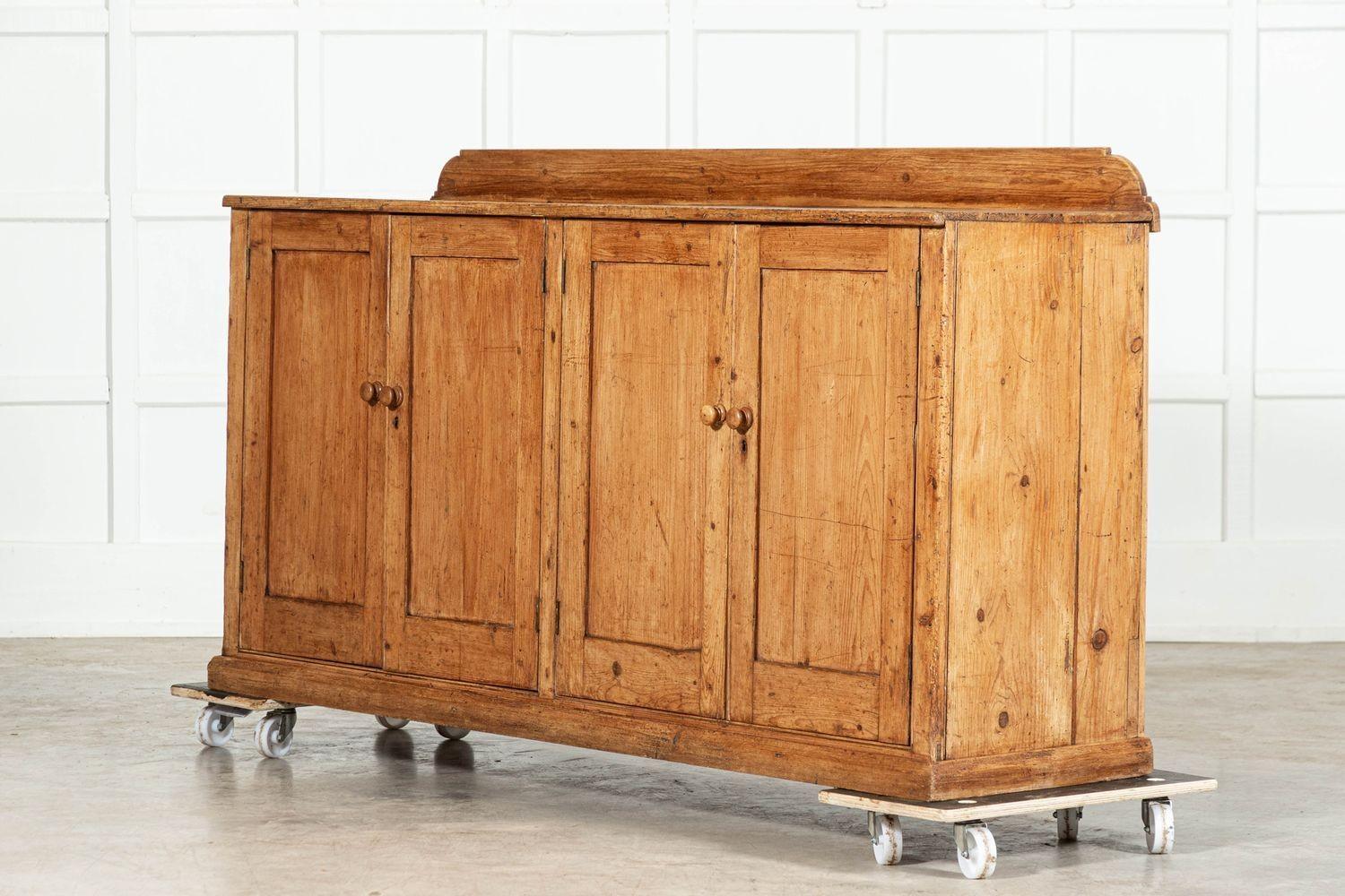 Gran base de cómoda inglesa del siglo XIX Pino en venta