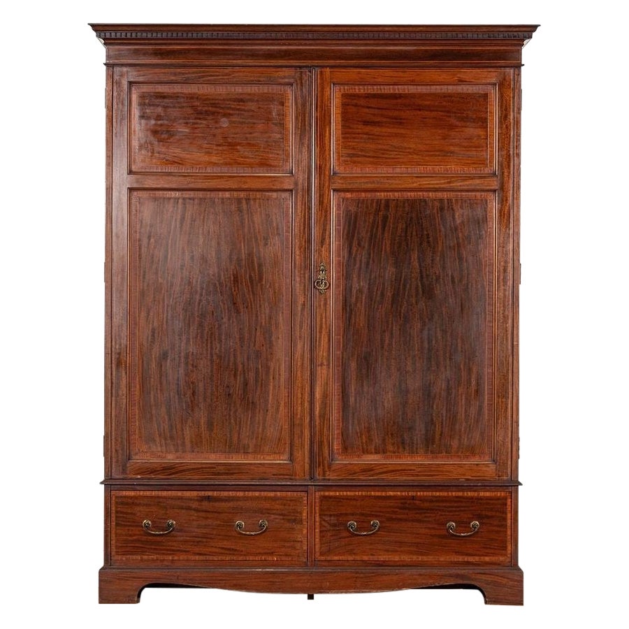 Grande armoire double anglaise du XIXe siècle en acajou marqueté en vente