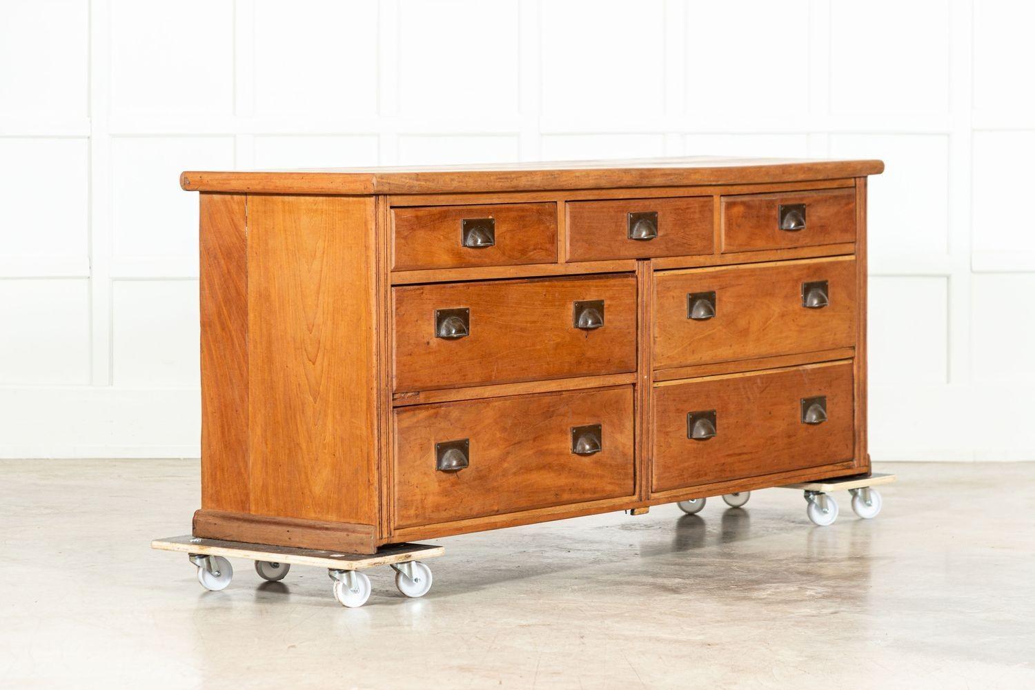 circa 1890
Grande cassettiera in mogano inglese del XIX secolo
sku 1813
W188 x D55 x H78 cm.
Peso 84 kg