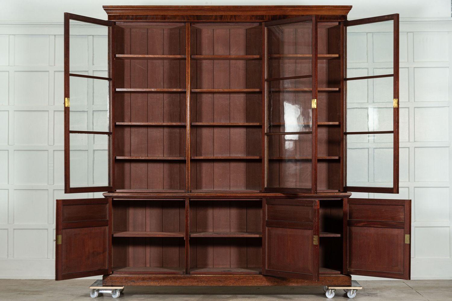hacia 1890
Gran librería inglesa de caoba esmaltada del siglo XIX
sku 1818
Base Anchura 217 x Profundidad 49 x Altura 82 cm
Encimera An220 x Pr35 x Al167 cm
Juntos An220 x P49 x Al249 cm
Peso 155 kg