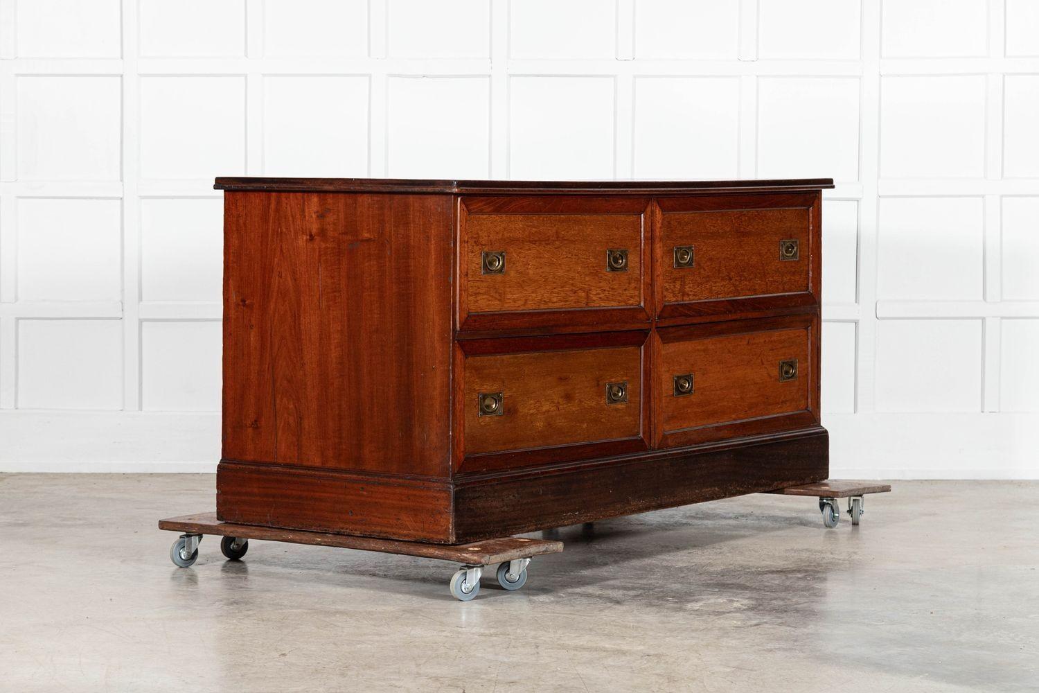vers 1890
Grand comptoir de mercerie en acajou anglais du 19e siècle Tiroirs de banque
sku 1958
W187 x D77 x H89 cm
Poids 83 kg