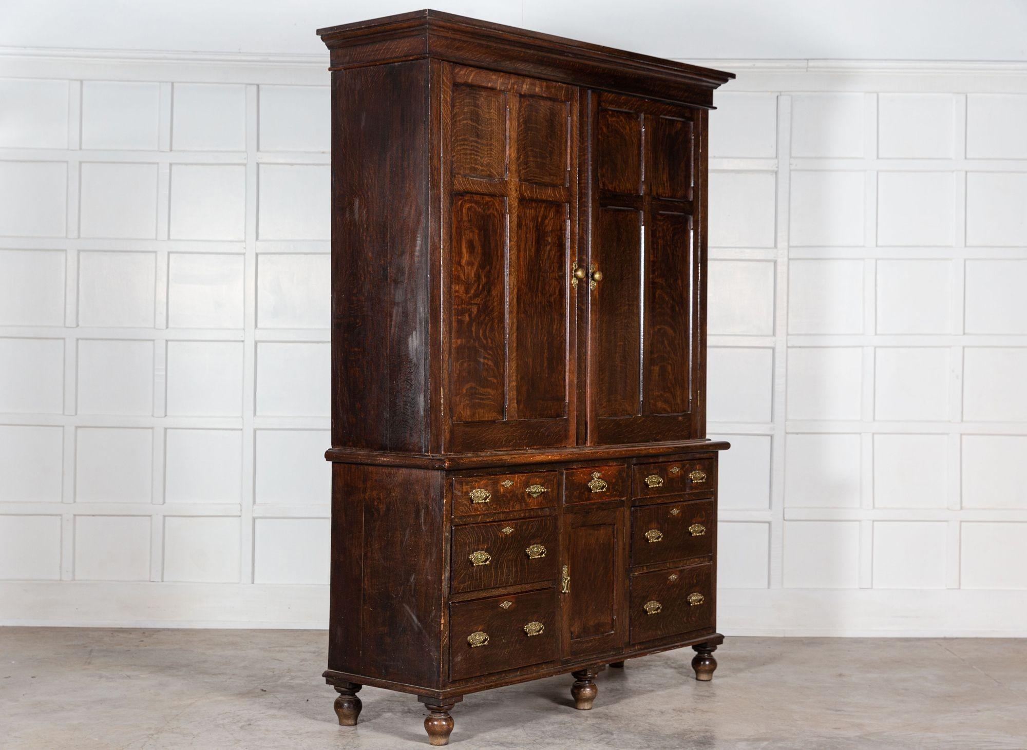 Grande armoire de ménage en chêne anglais du 19e siècle en vente 1