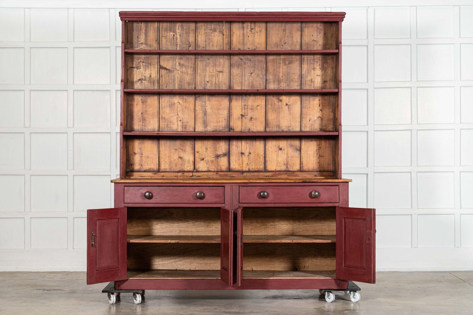 circa 1880
Grande cassettone inglese in pino dipinto del XIX secolo
sku 2111
Insieme L 178 cm P 54 cm H 209 cm
Base L 178 cm P 54 cm H 81 cm
Sezione superiore L 174cm P 27cm H 128cm Profondità ripiano 25cm
Profondità ripiani 48cm
Peso 96 kg