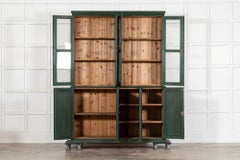 Großer englischer Schrank aus bemalter Kiefer mit Glasur aus dem 19.