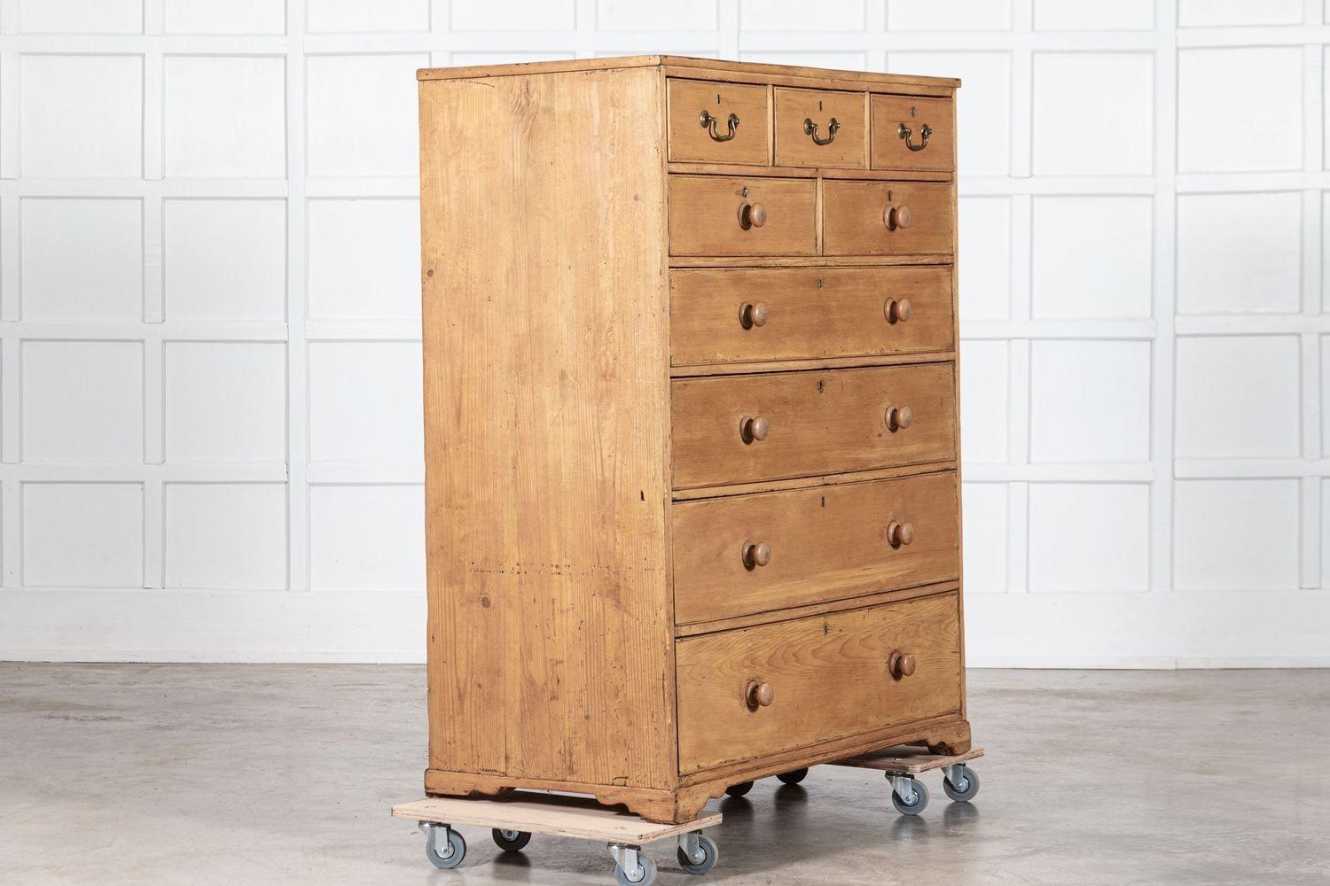 circa 1880
Grande cassettiera inglese in pino del XIX secolo
sku 1860
W110 x D57 x H140 cm
Peso 95 kg