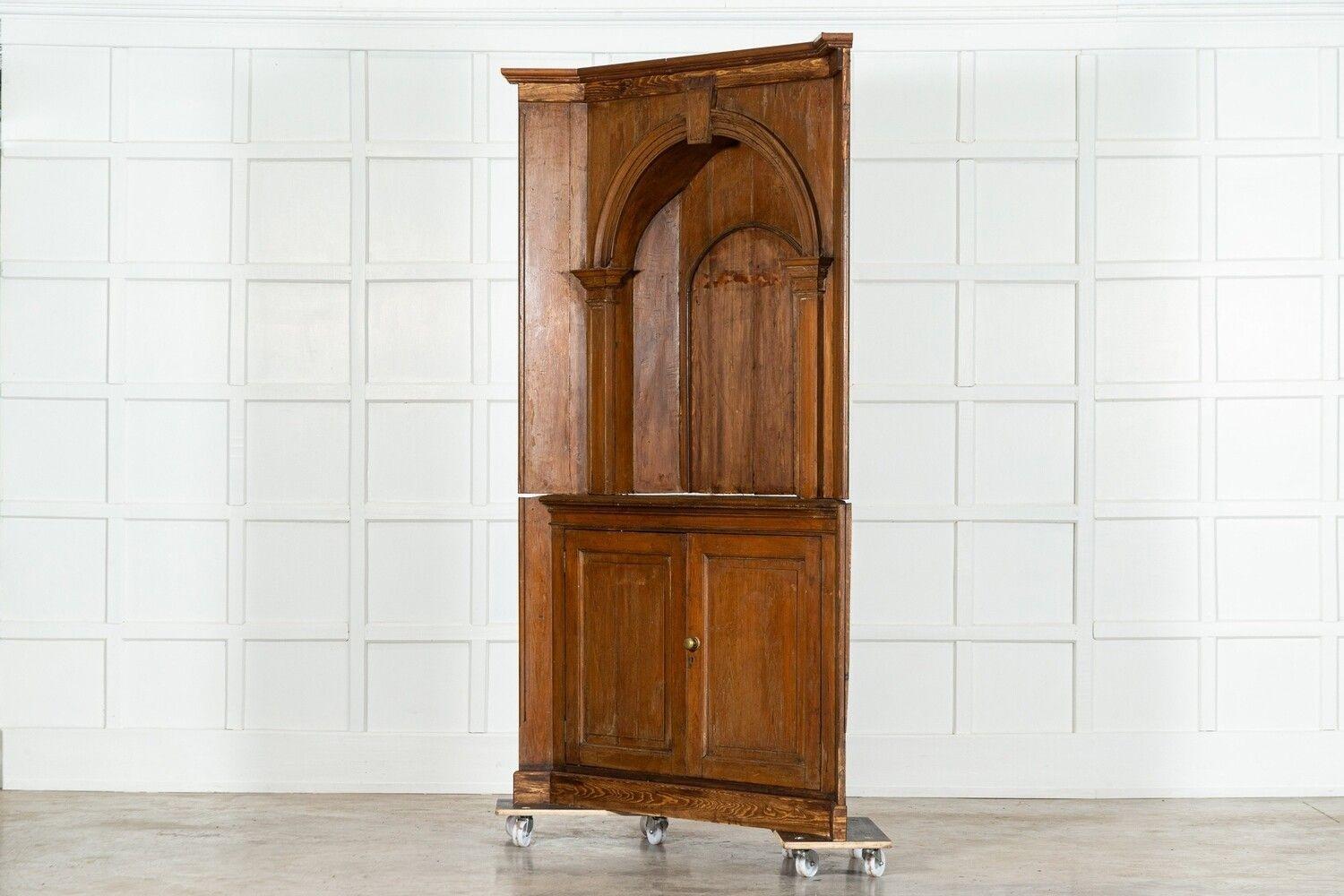 Grande armoire d'angle en pin anglais du XIXe siècle en vente 1