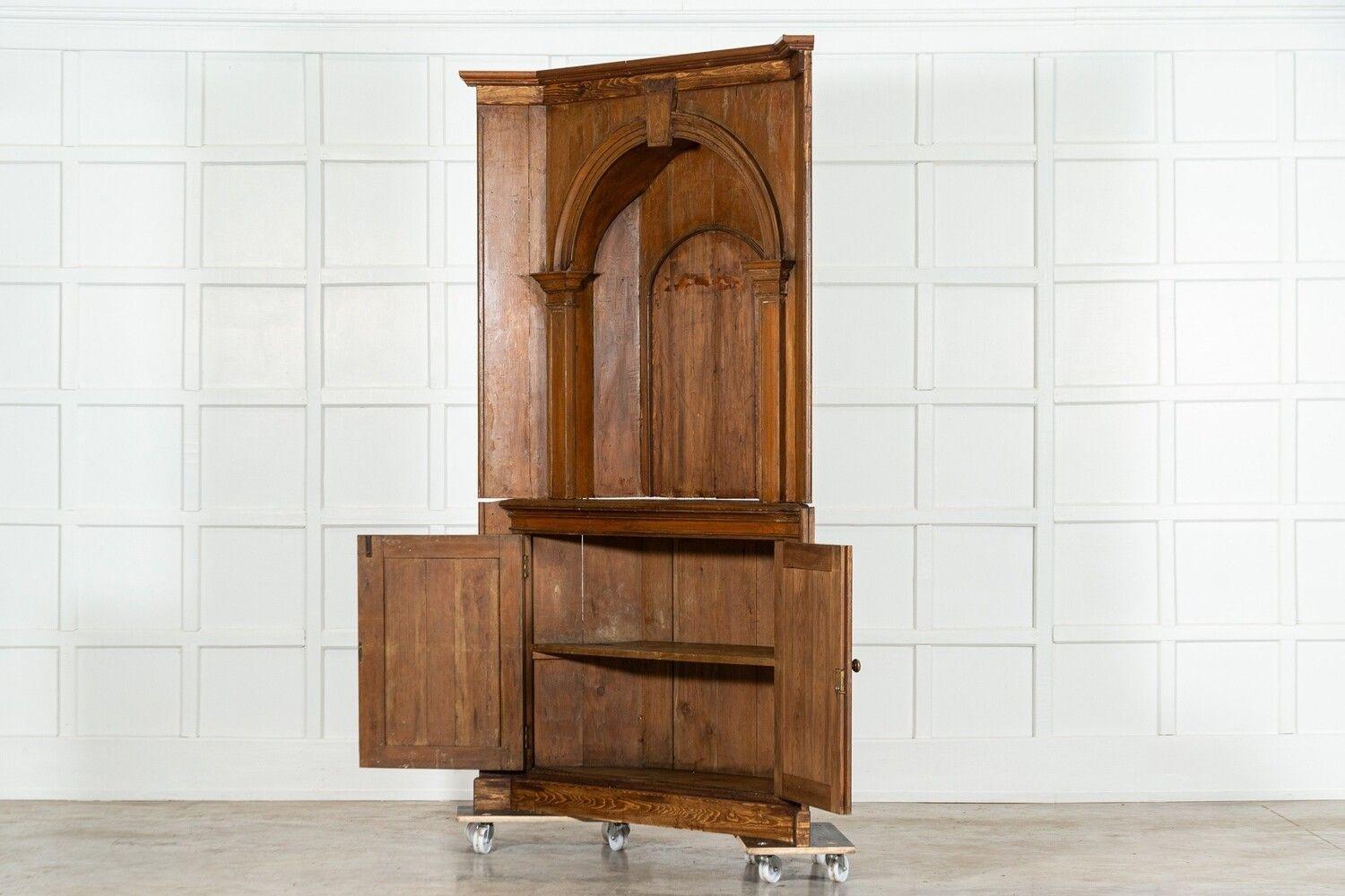 Grande armoire d'angle en pin anglais du XIXe siècle en vente 2