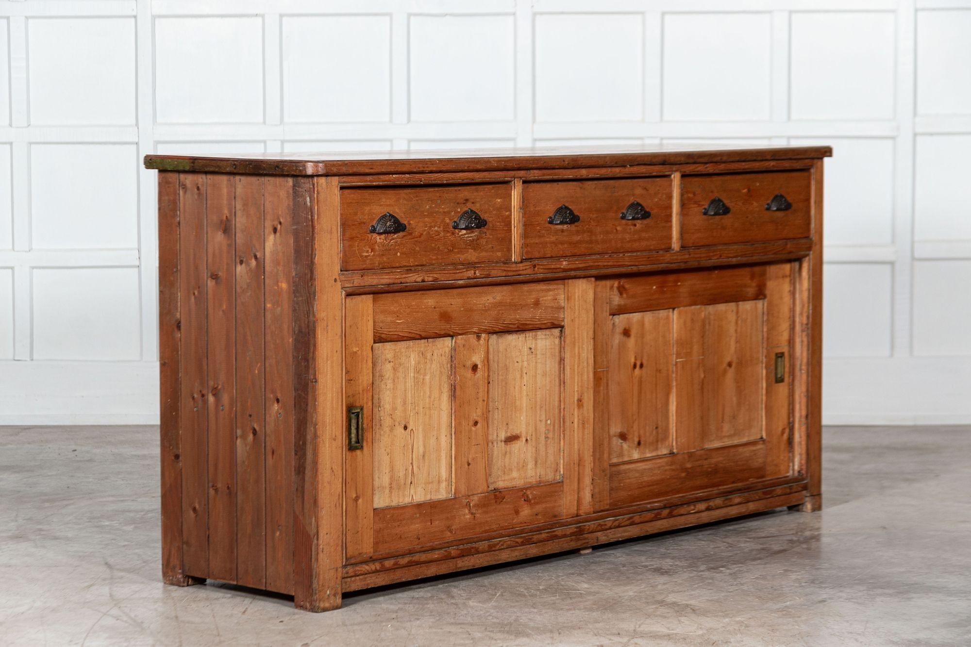Large 19th Century English Pine Dresser Base In Good Condition For Sale In Staffordshire, GB
