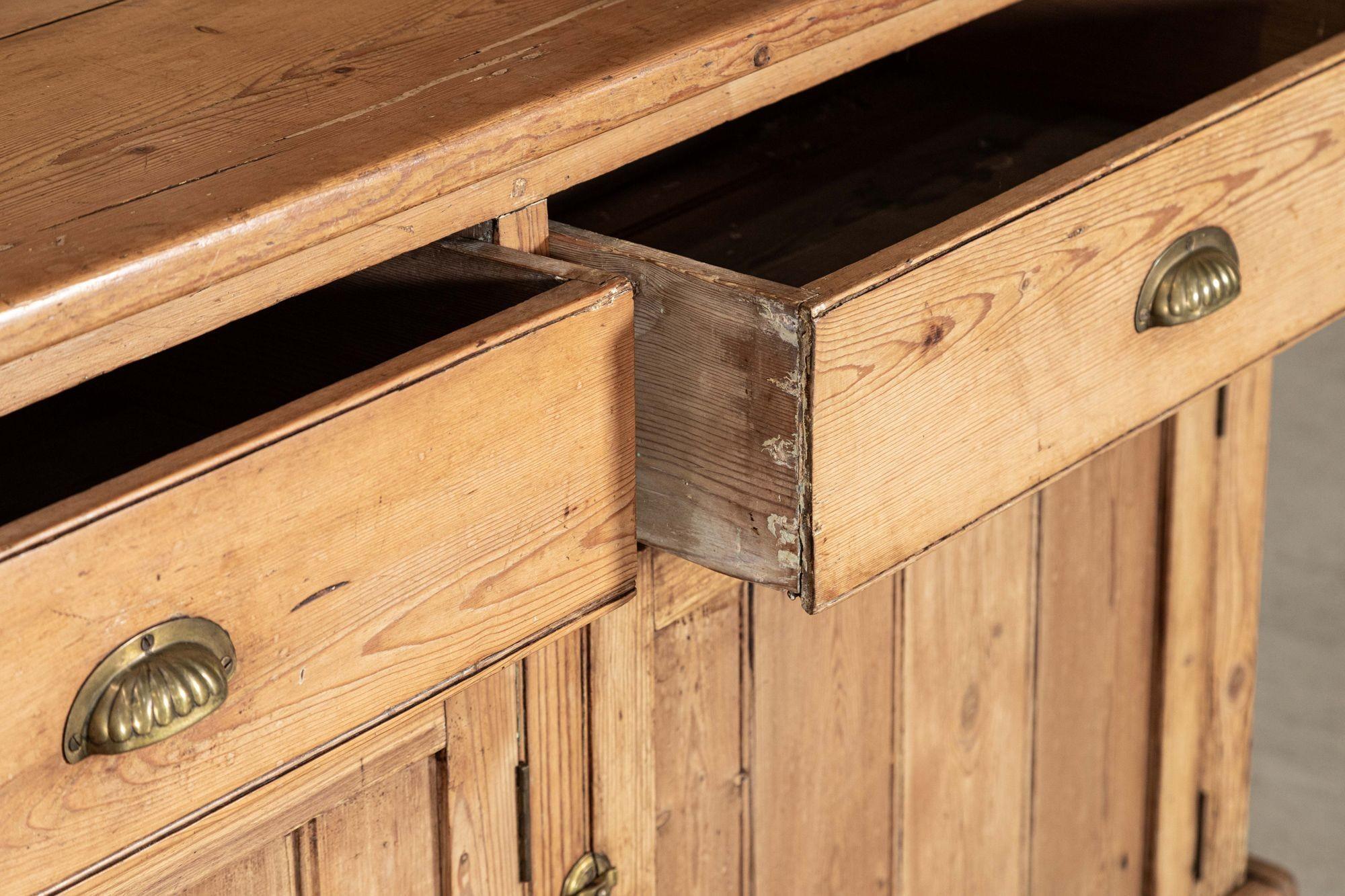 Grande cassettone inglese in pino del XIX secolo in vendita 6
