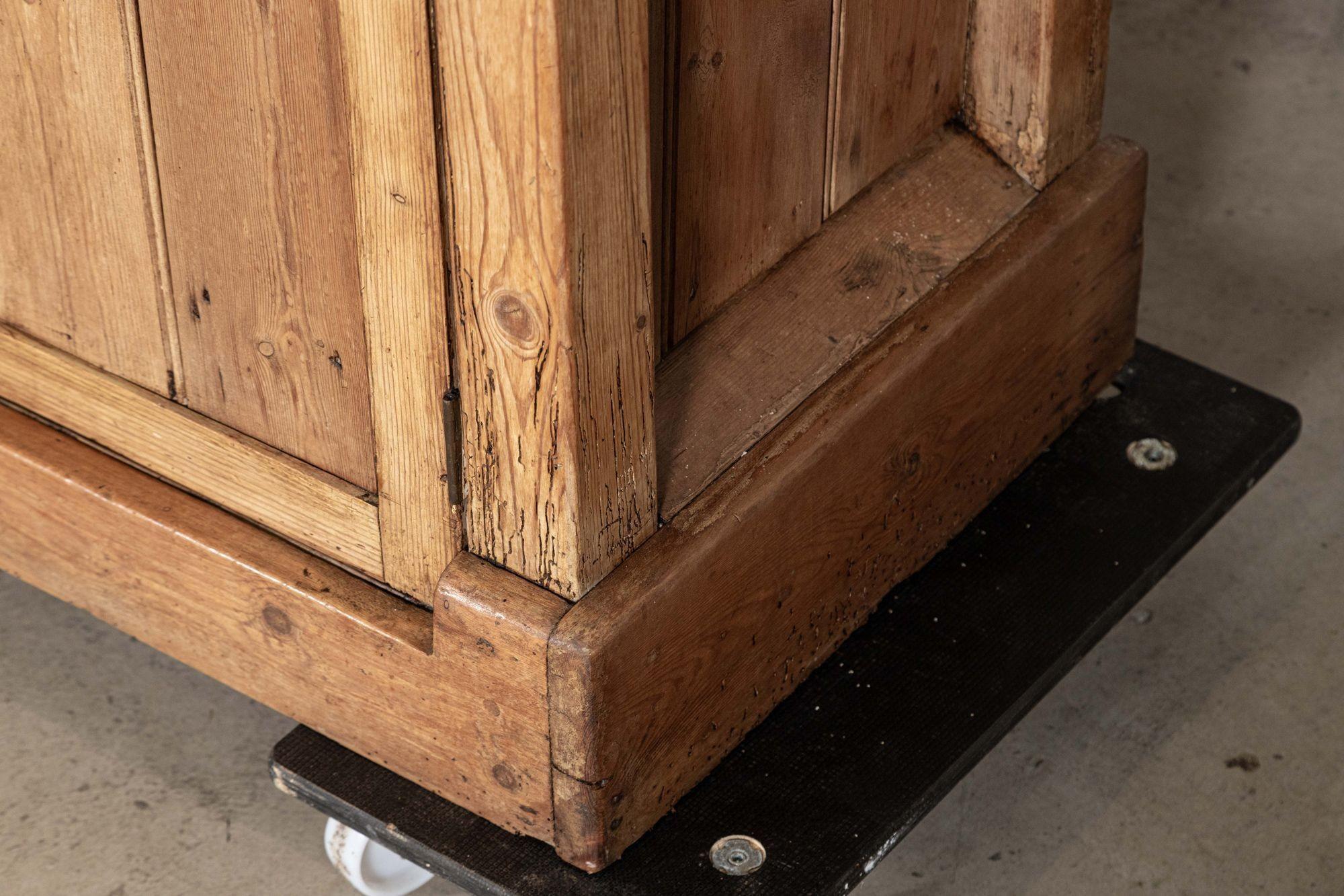 Grande cassettone inglese in pino del XIX secolo in vendita 7