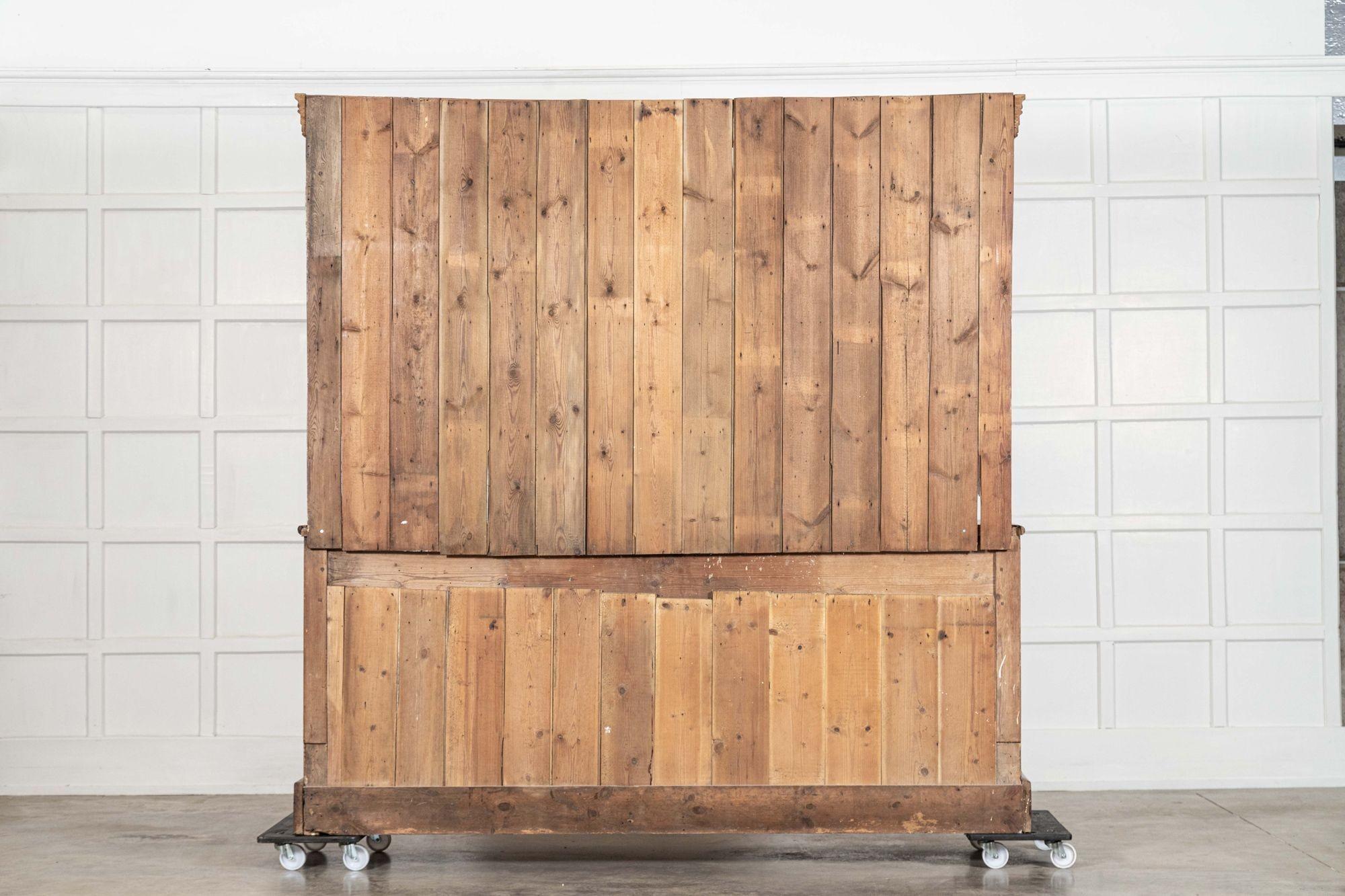 Grande cassettone inglese in pino del XIX secolo in vendita 9