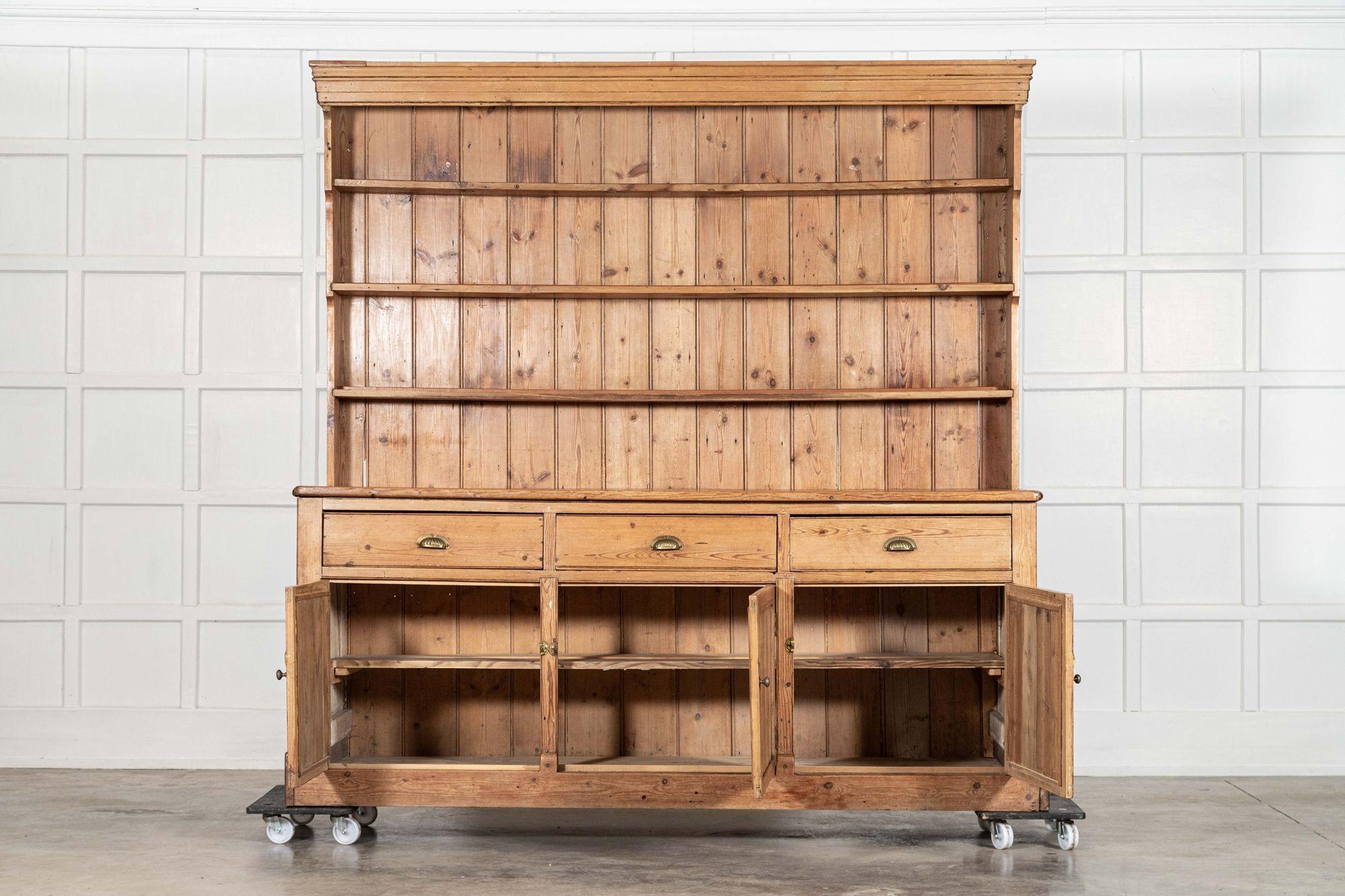 circa 1890
Grande cassettone inglese in pino del XIX secolo
sku 2107
Insieme L 209 cm P 55 cm H 212,5 cm
Base L 209cm P 55cm H 89cm
Profondità ripiani 39cm
Sezione superiore L 209cm P 26,5cm H 123,5cm profondità ripiano 17cm
Peso 136 kg