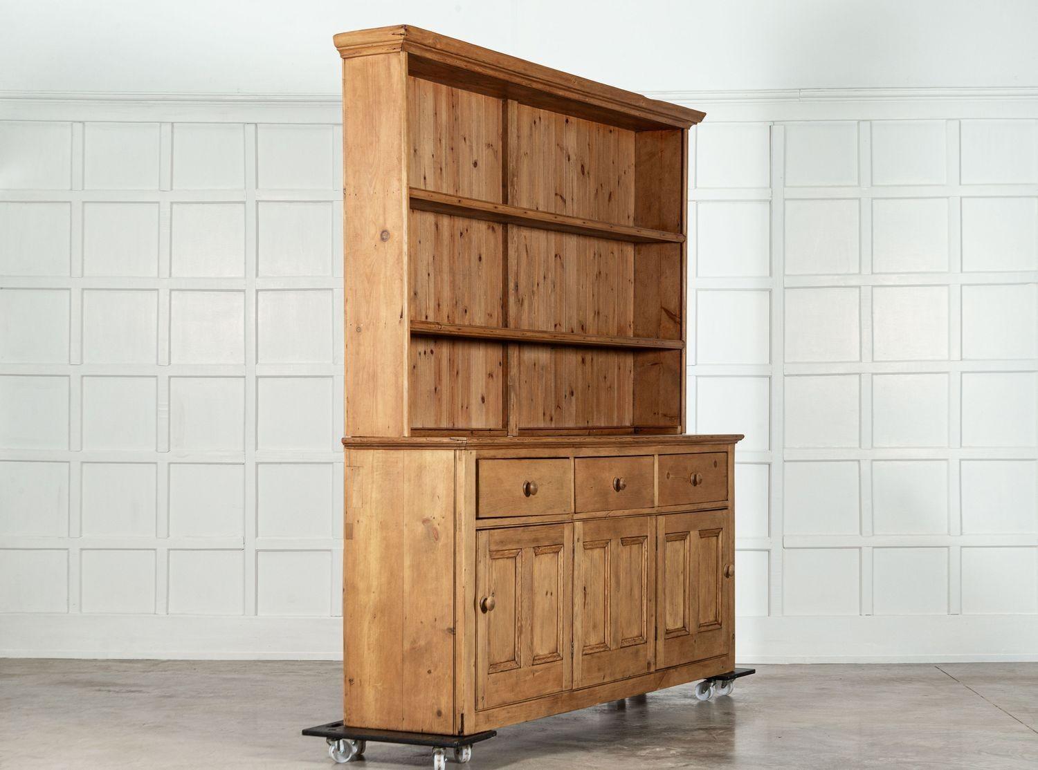 Large 19thC English Pine Dresser In Good Condition For Sale In Staffordshire, GB