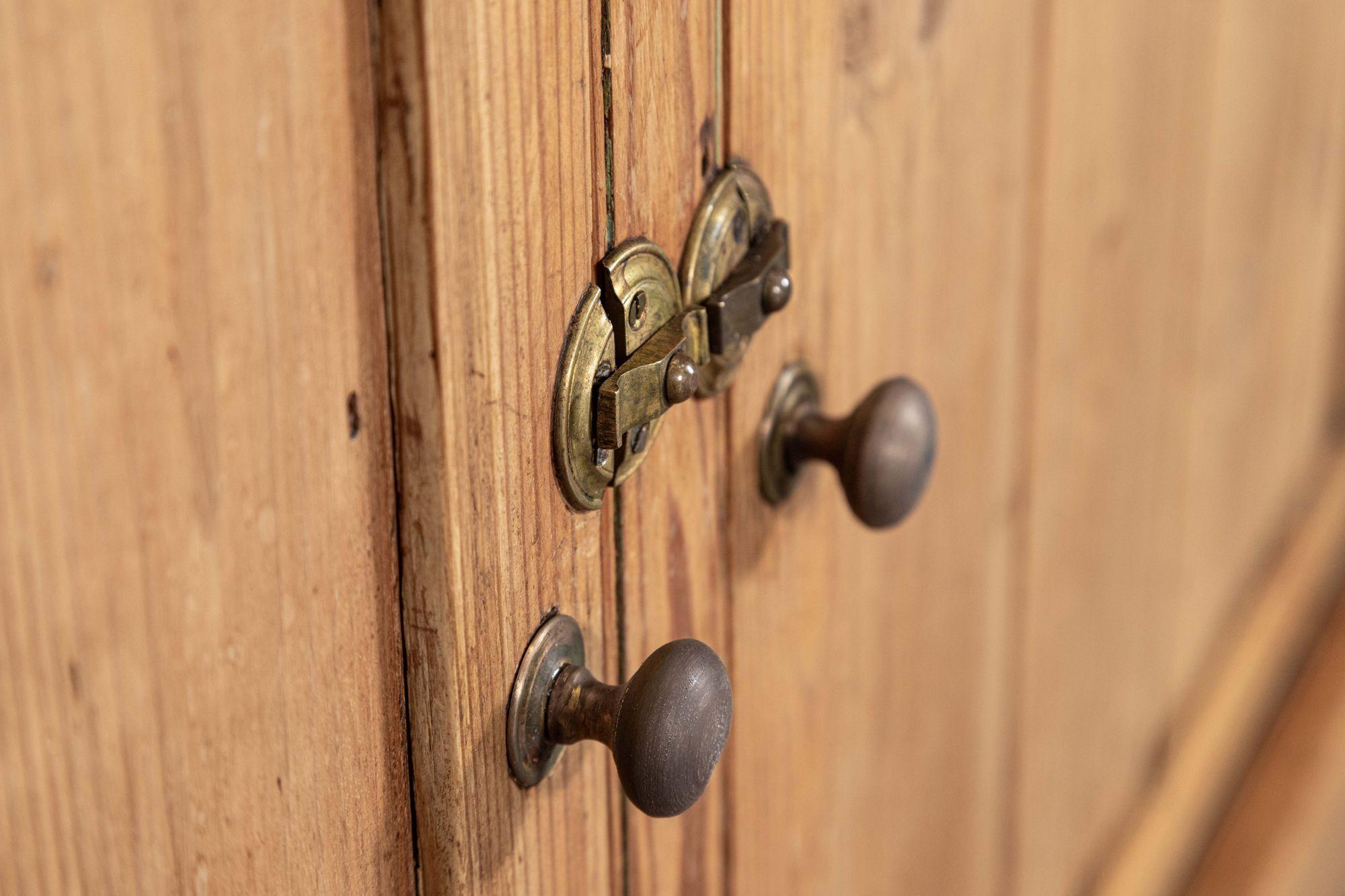 Grande cassettone inglese in pino del XIX secolo in vendita 3