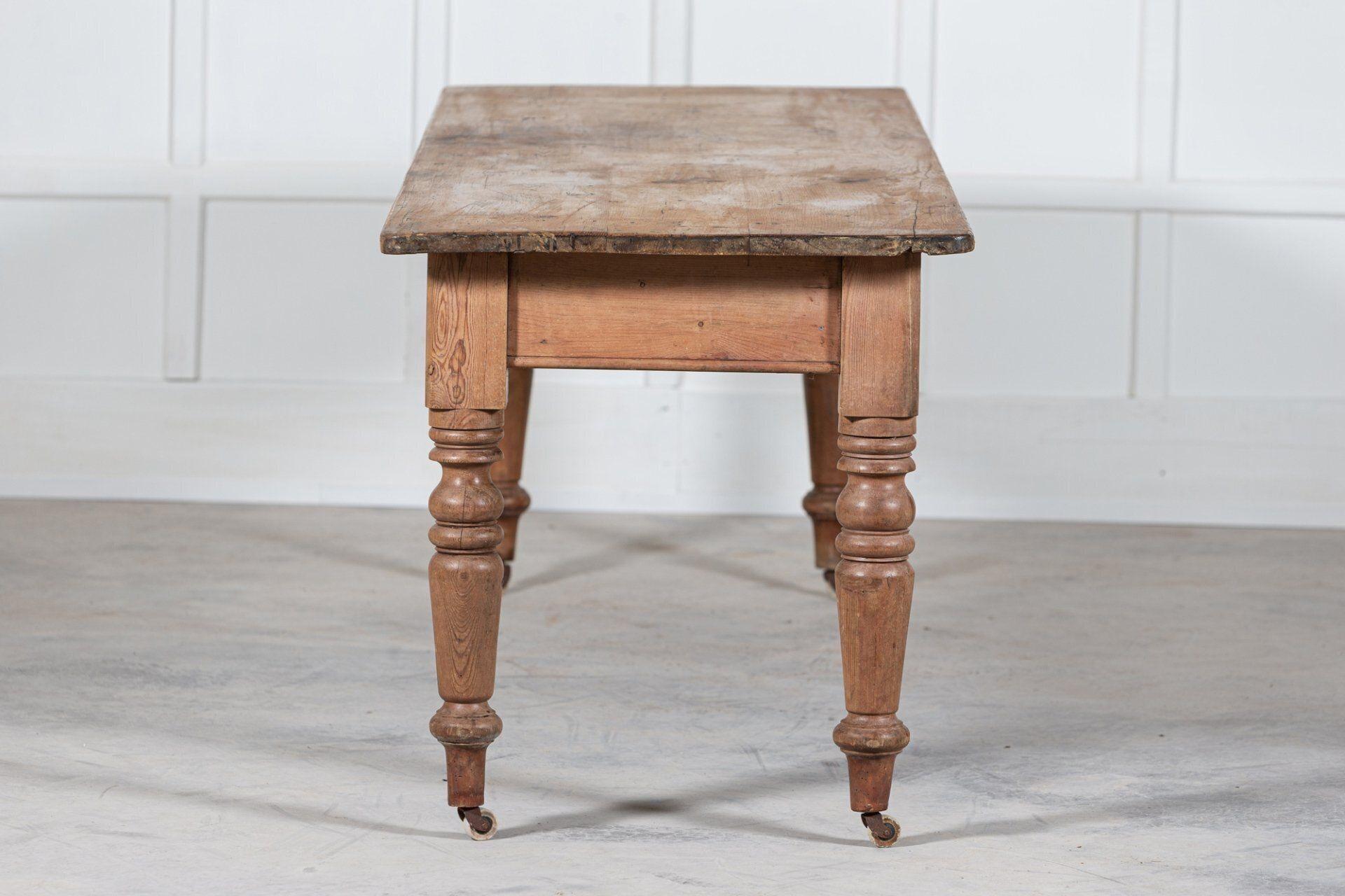 Large 19thC English Pine Farmhouse Table For Sale 4