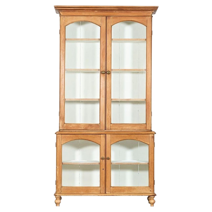 Großer verglaster Schrank aus englischem Kiefernholz aus dem 19.
