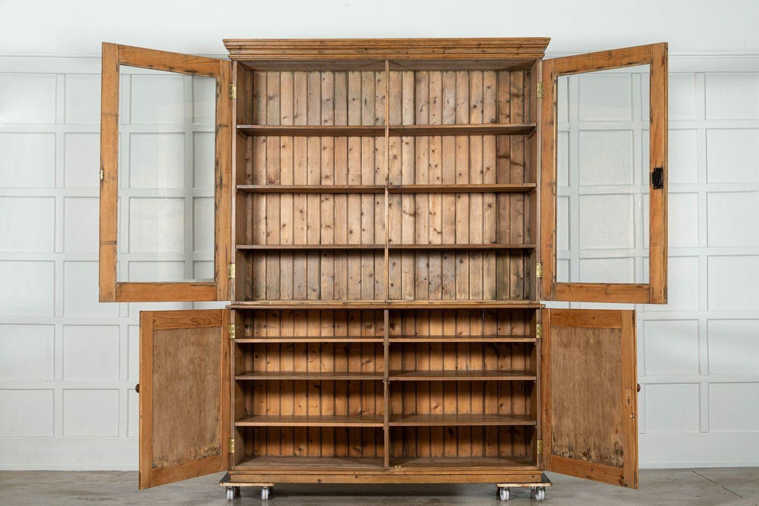 circa 1890
Grande libreria inglese in pino smaltato del XIX secolo
sku 1882
Base L171 x P52 x H95 cm
Top L176 x P51 x H142 cm
Insieme W176 x D53 x H237 cm
Profondità interna del ripiano 41 cm
Peso 147 kg