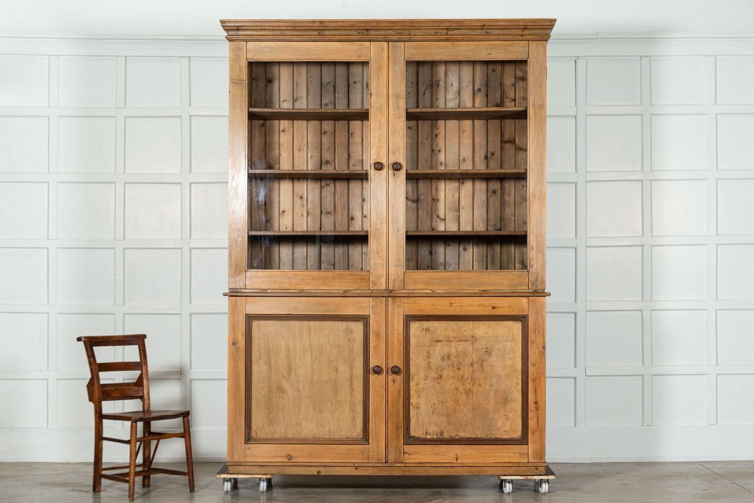 Pino Grande libreria inglese in pino smaltato del XIX secolo in vendita