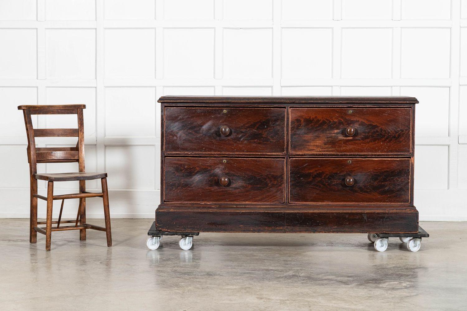 circa 1870
Grande cassetto per merceria in pino inglese del XIX secolo
sku 2032
W149 x D51 x H78 cm
Peso 48Kg