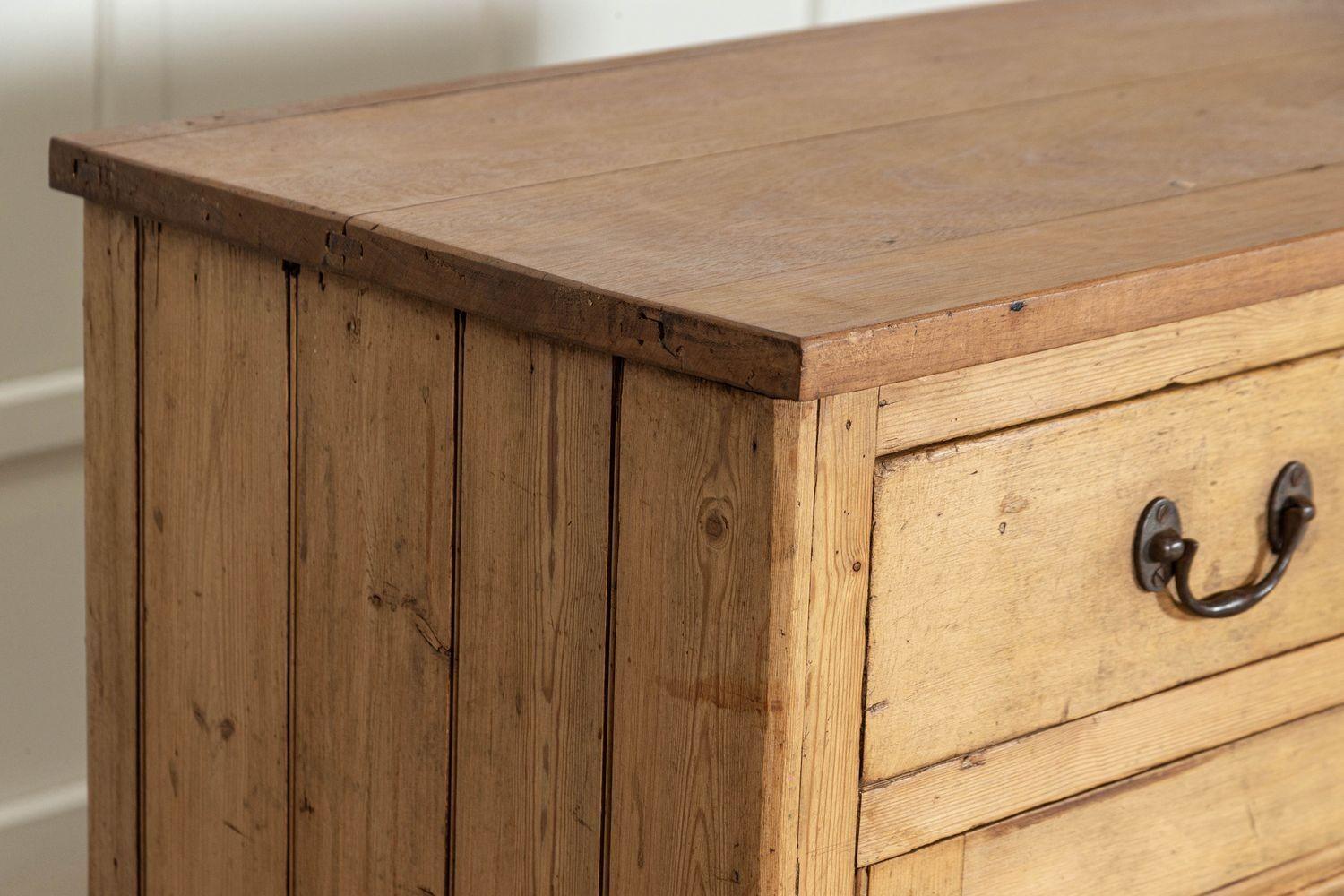 Grande base per cassettone in pino e oak inglese del XIX secolo in vendita 6