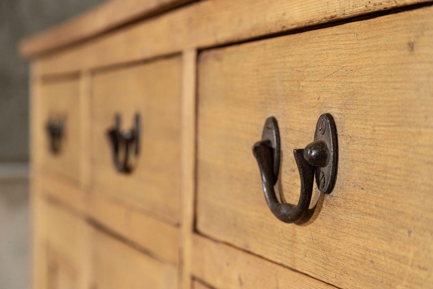 Grande base per cassettone in pino e oak inglese del XIX secolo in vendita 8