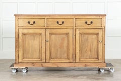 Gran cómoda inglesa de pino y roble del siglo XIX