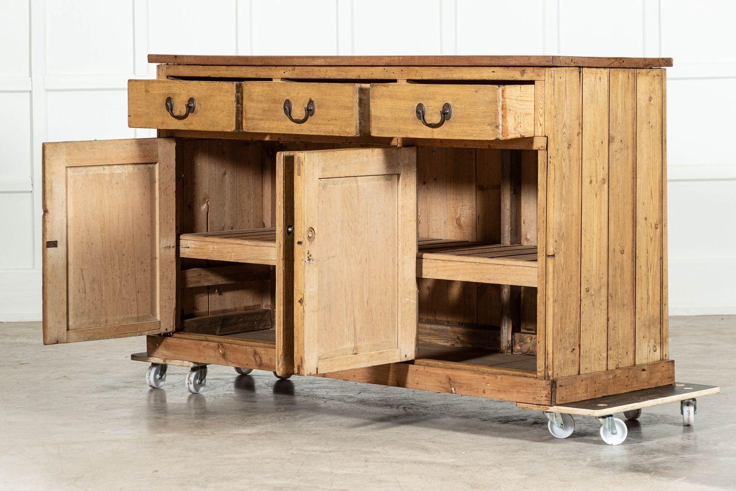 Grande base per cassettone in pino e oak inglese del XIX secolo in vendita 1