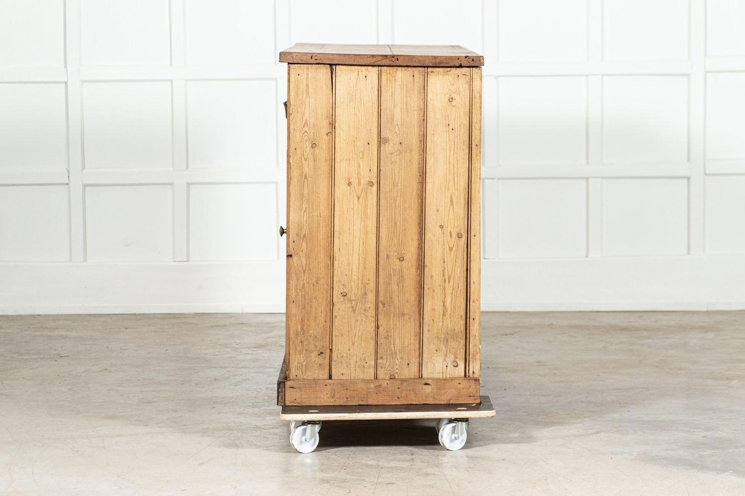Grande base per cassettone in pino e oak inglese del XIX secolo in vendita 4