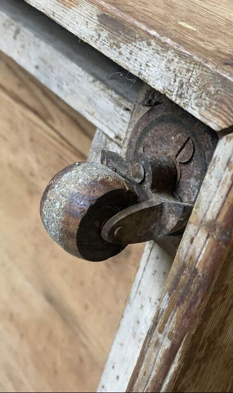 Grande dispensa inglese in pino del XIX secolo con scaffali a colonna su rotelle In condizioni buone in vendita a Staffordshire, GB