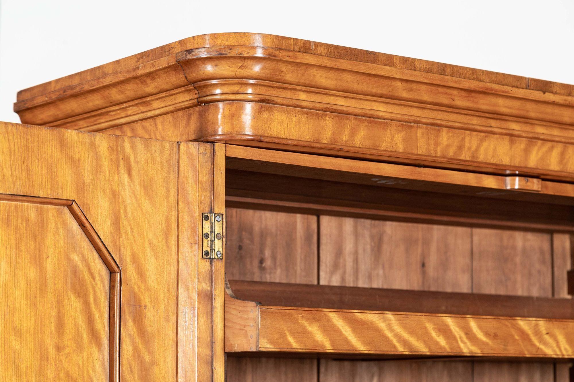 Large 19thC English Satin Birch Compactum Wardrobe en venta 5