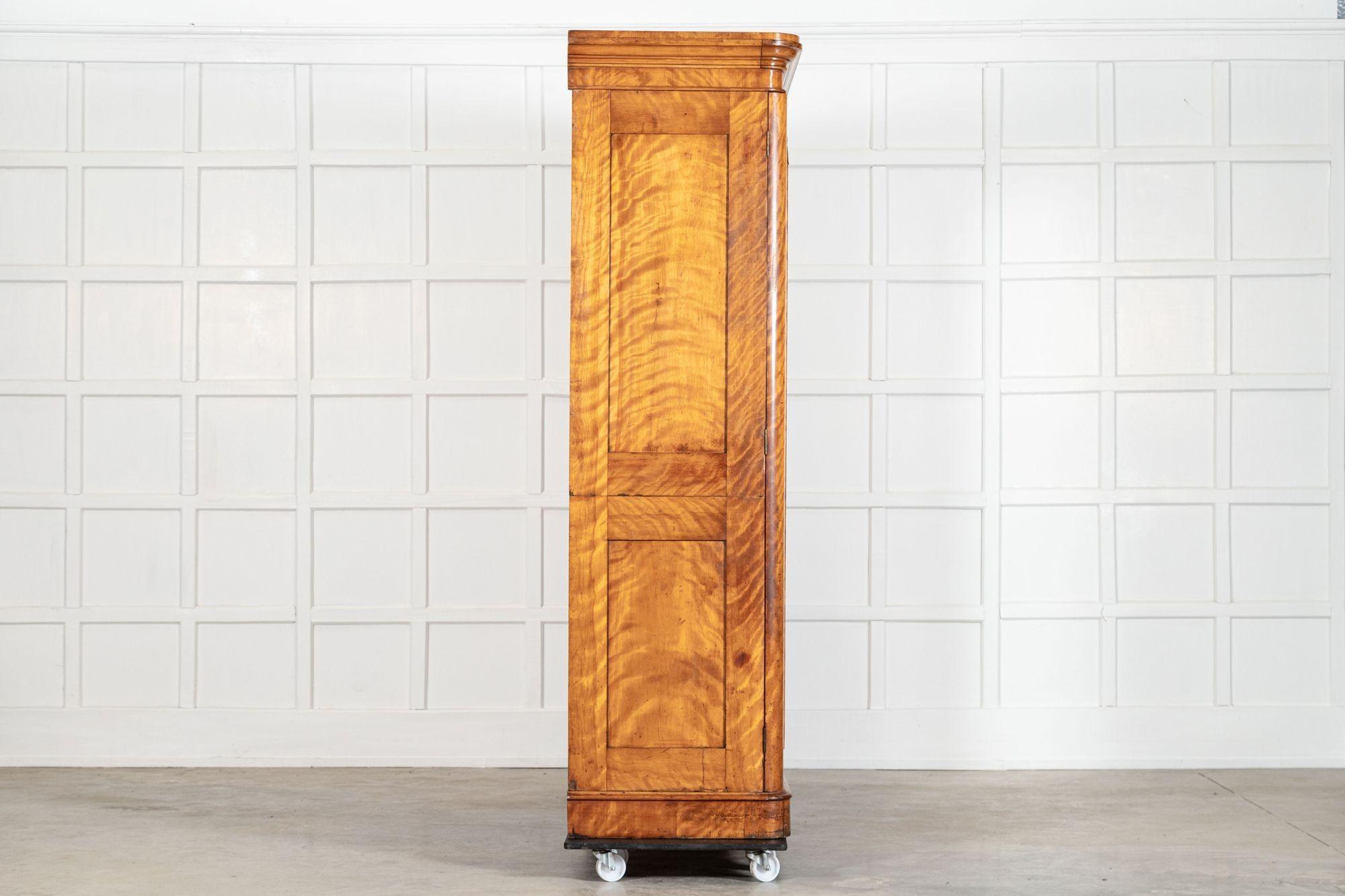Large 19thC English Satin Birch Compactum Wardrobe en venta 6