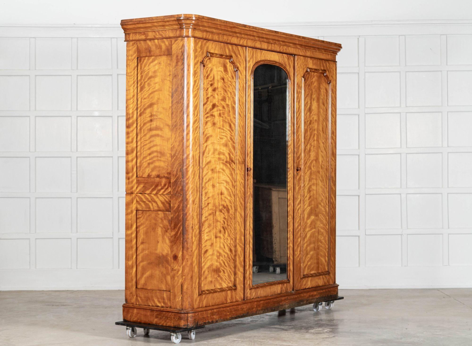 Large 19thC English Satin Birch Compactum Wardrobe en Bueno estado para la venta en Staffordshire, GB