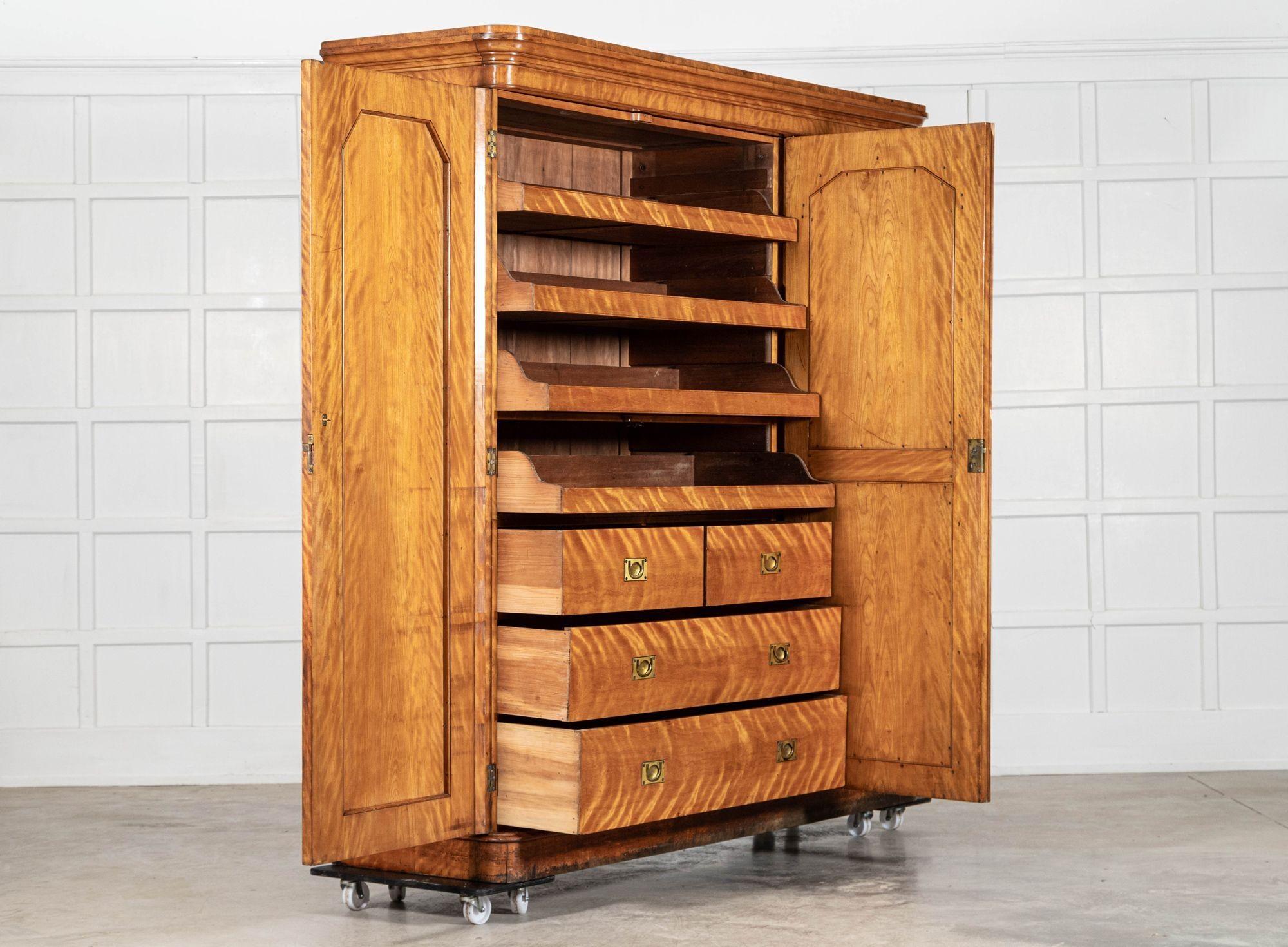 Large 19thC English Satin Birch Compactum Wardrobe siglo XIX en venta