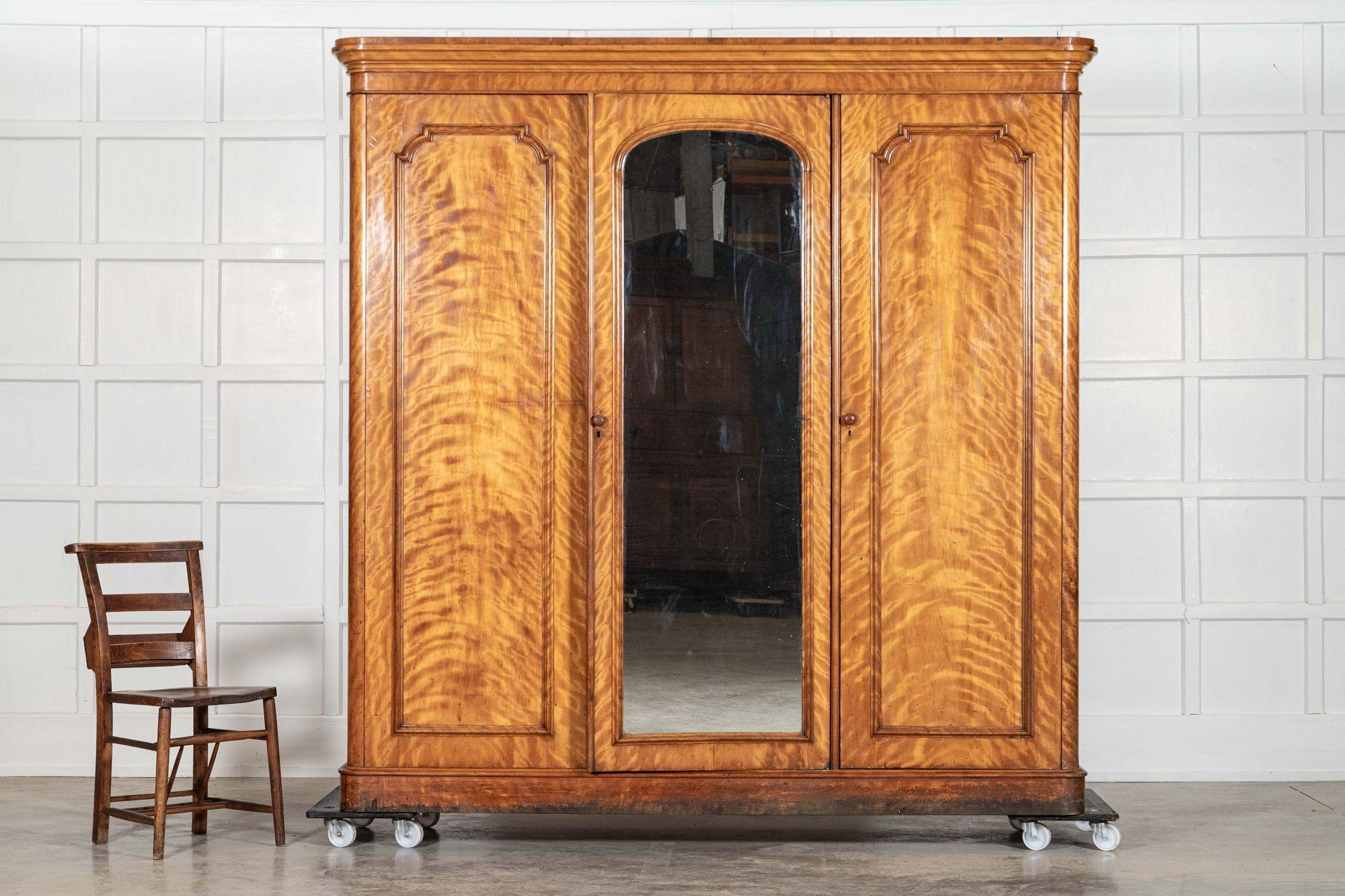 Large 19thC English Satin Birch Compactum Wardrobe Abedul en venta