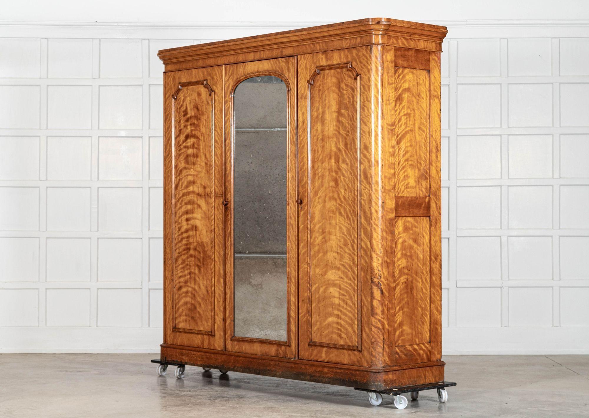 Large 19thC English Satin Birch Compactum Wardrobe en venta 1