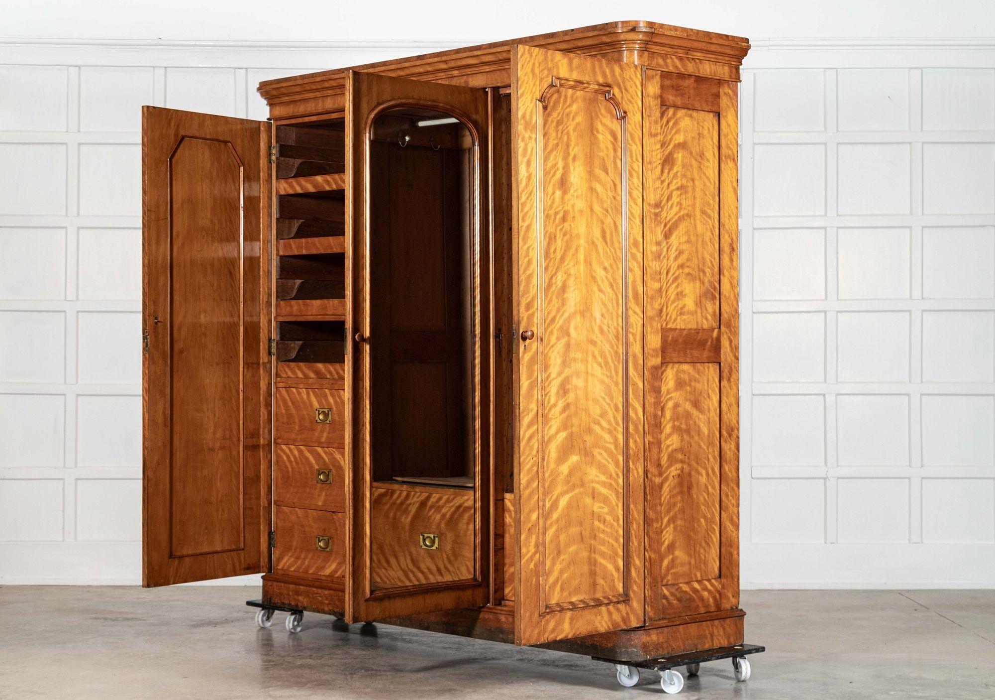 Large 19thC English Satin Birch Compactum Wardrobe en venta 2
