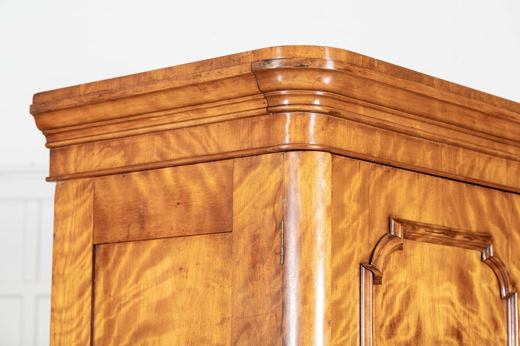 Large 19thC English Satin Birch Compactum Wardrobe en venta 3