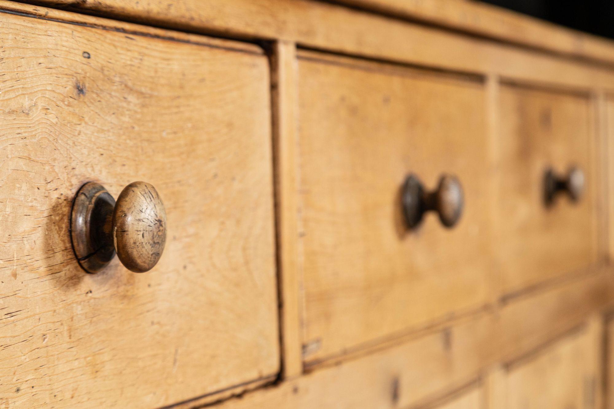 Large 19thC English Vernacular Pine Dresser in vendita 6