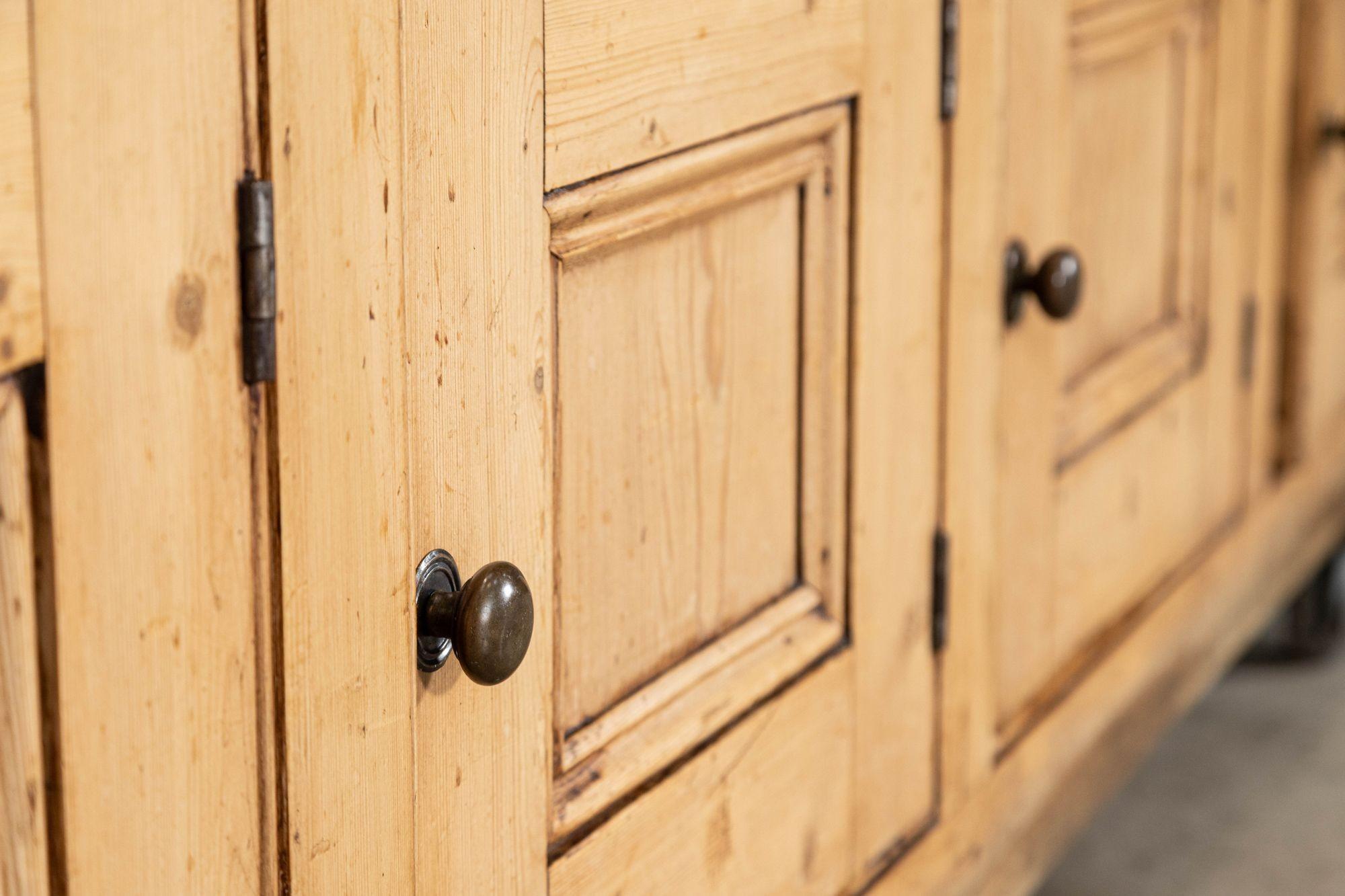 Large 19thC English Vernacular Pine Dresser in vendita 7
