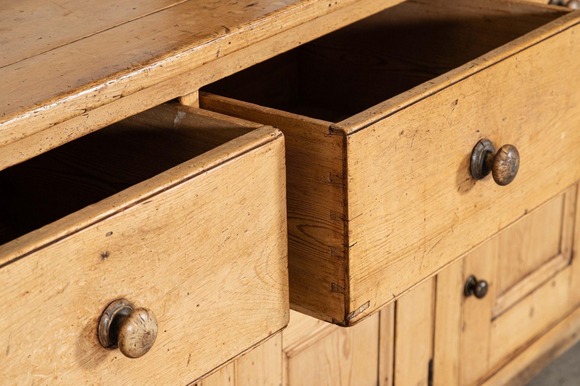 Large 19thC English Vernacular Pine Dresser in vendita 8
